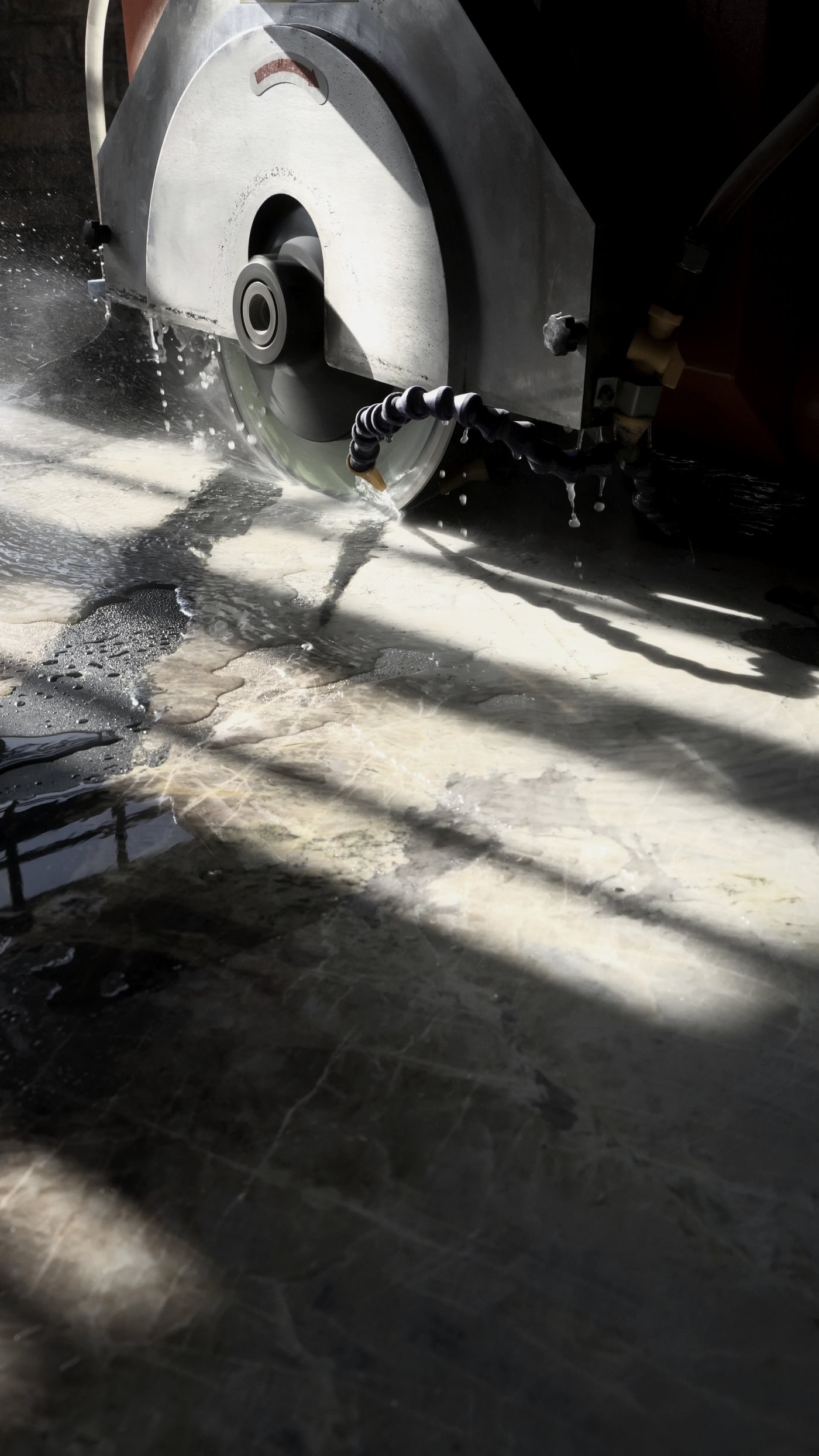 Wet saw cutting natural stone in the Interiology workshop